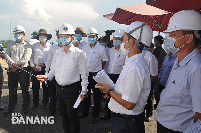 Ủy viên Trung ương Đảng, Bí thư Thành ủy Nguyễn Văn Quảng (hàng đầu thứ 3 từ phải sang) nghe Ban quản lý báo cáo tiến độ Dự án tuyến đường ven sông Tuyên Sơn - Túy Loan. Ảnh: THÀNH LÂN