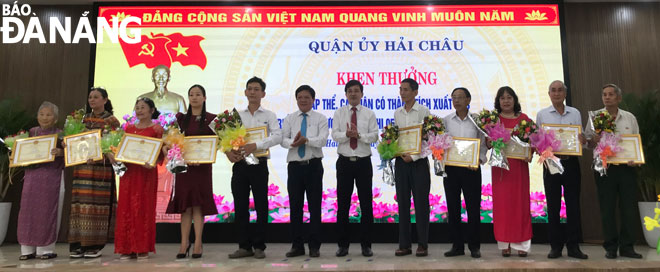 Quận ủy Hải Châu khen thưởng các tập thể, cá nhân có thành tích xuất sắc trong thực hiện Chỉ thị số 05-CT/TW năm 2020. Ảnh: PV