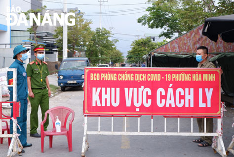 Lực lượng Công an phường Hòa Minh cùng các lực lượng quân sự, dân phòng, dân phố làm nhiệm vụ tại khu cách ly tổ dân phố 127, đường Lê Hiến Mai, phường Hòa Minh. (Ảnh chụp ngày 12-5) 		    Ảnh: MAI HIỀN