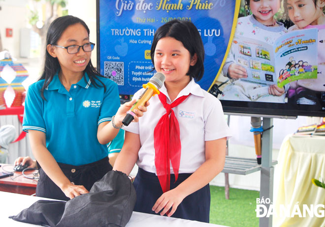 Học sinh Trường Tiểu học Phan Đăng Lưu tham gia trò chơi đoán đồ vật trong “Giờ đọc hạnh phúc”. (Ảnh chụp ngày 26-4-2021) Ảnh: XUÂN DŨNG