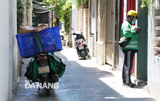 Tiếp tục tuyên truyền đôn đốc lái xe mô tô giao hàng đi xét nghiệm. Ảnh: THÀNH LÂN