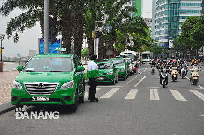 Sở GTVT yêu cầu tất cả lái xe hợp đồng dưới 9 chỗ, xe taxi đi xét nghiệm. Ảnh: THÀNH LÂN