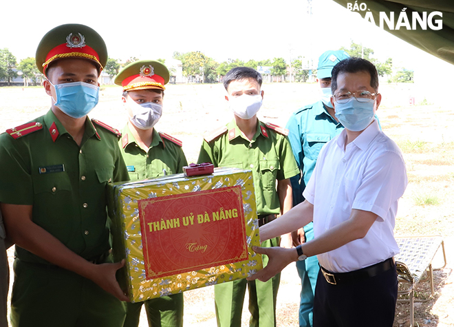 Bí thư Thành hủy Nguyễn Văn Quảng tặng quà động viên lực lượng làm nhiệm vụ tại khu cách ly tập trung thuộc khu nhà ở công nhân - Khu công nghiệp Hòa Cầm. Ảnh: NGỌC PHÚ. Ảnh: NGỌC PHÚ